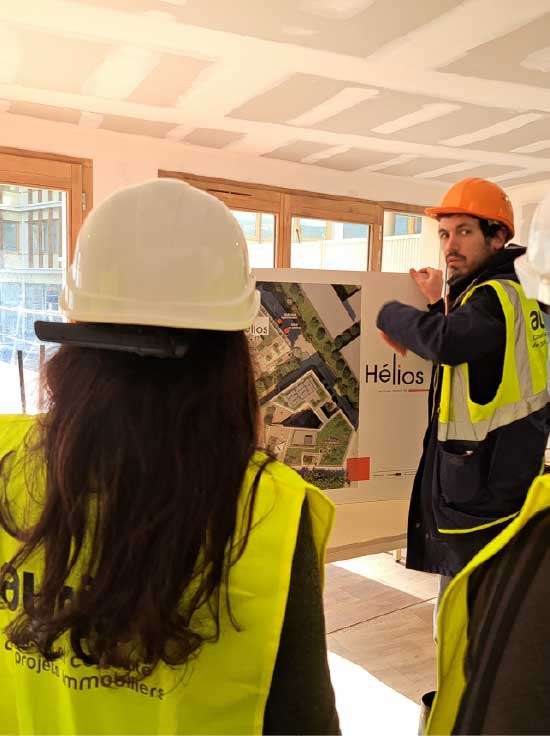 Auris : Conseil, AMO et MOEX – Equipe sur le terrain Équipe Auris en réunion de chantier sur le projet immobilier Hélios, expertise en AMO et MOEX