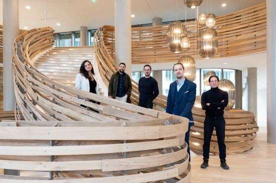 Équipe Auris : Maîtrise d'œuvre d'exécution et conduite de projets immobiliers L'équipe d'Auris, experts en MOEX et conduite de projets immobiliers, dans un bâtiment moderne