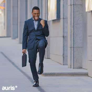 Vue sur des gratte-ciels modernes en verre, représentant le dynamisme du secteur immobilier et l’accompagnement des investisseurs par Auris en AMO et MOEx.