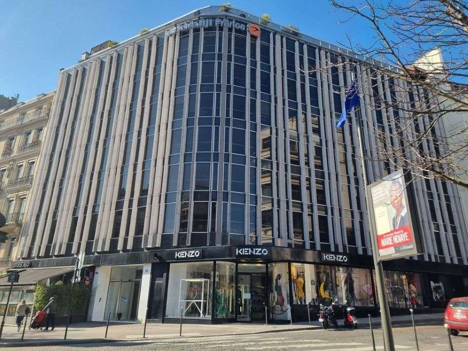 Rénovation d’un immeuble tertiaire – AMO – Avenue George V, Paris 8e | Auris Façade de l’immeuble tertiaire rénové par Auris, avenue George V à Paris 8e, projet de rénovation énergétique piloté en milieu occupé.